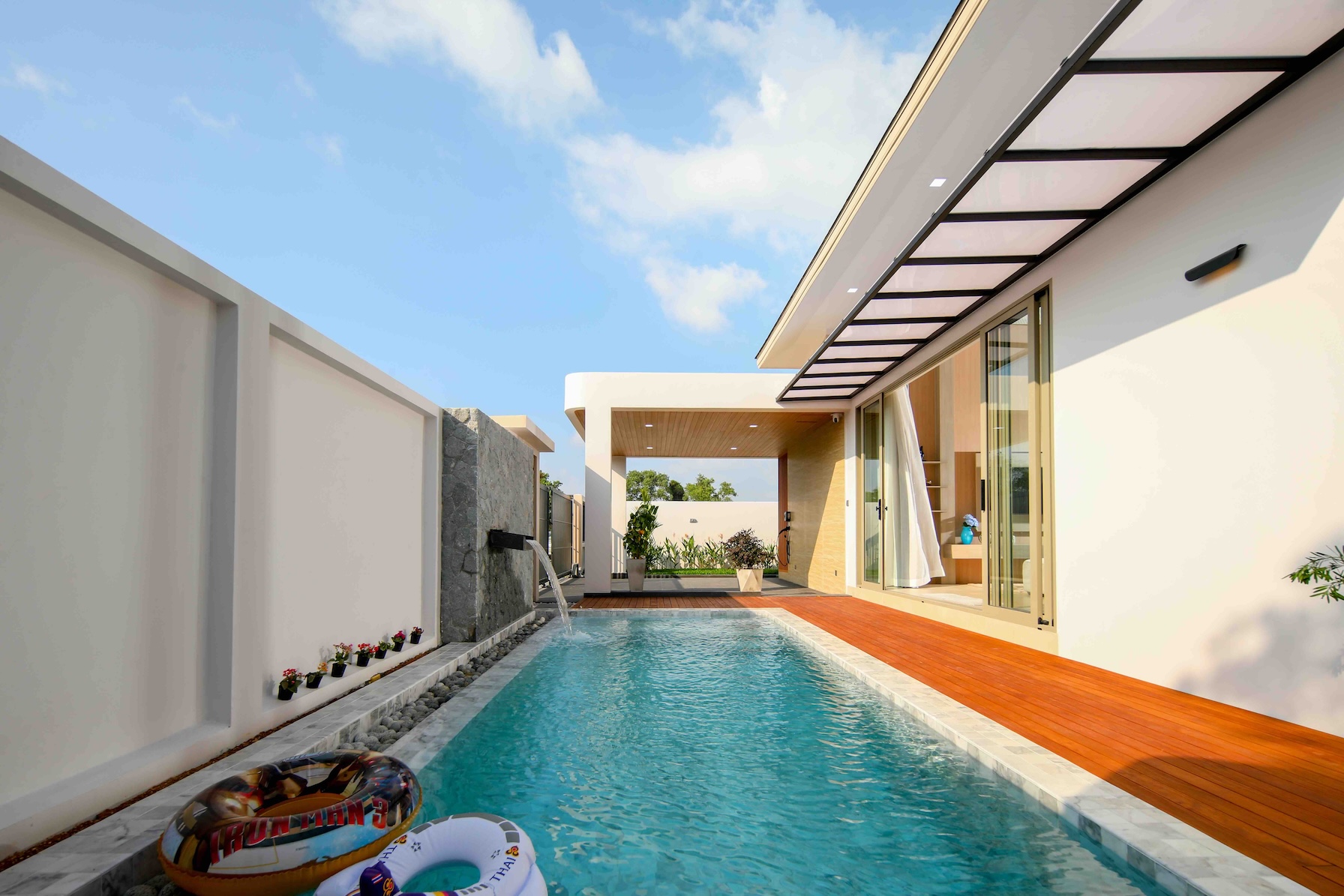 Exterior View 12